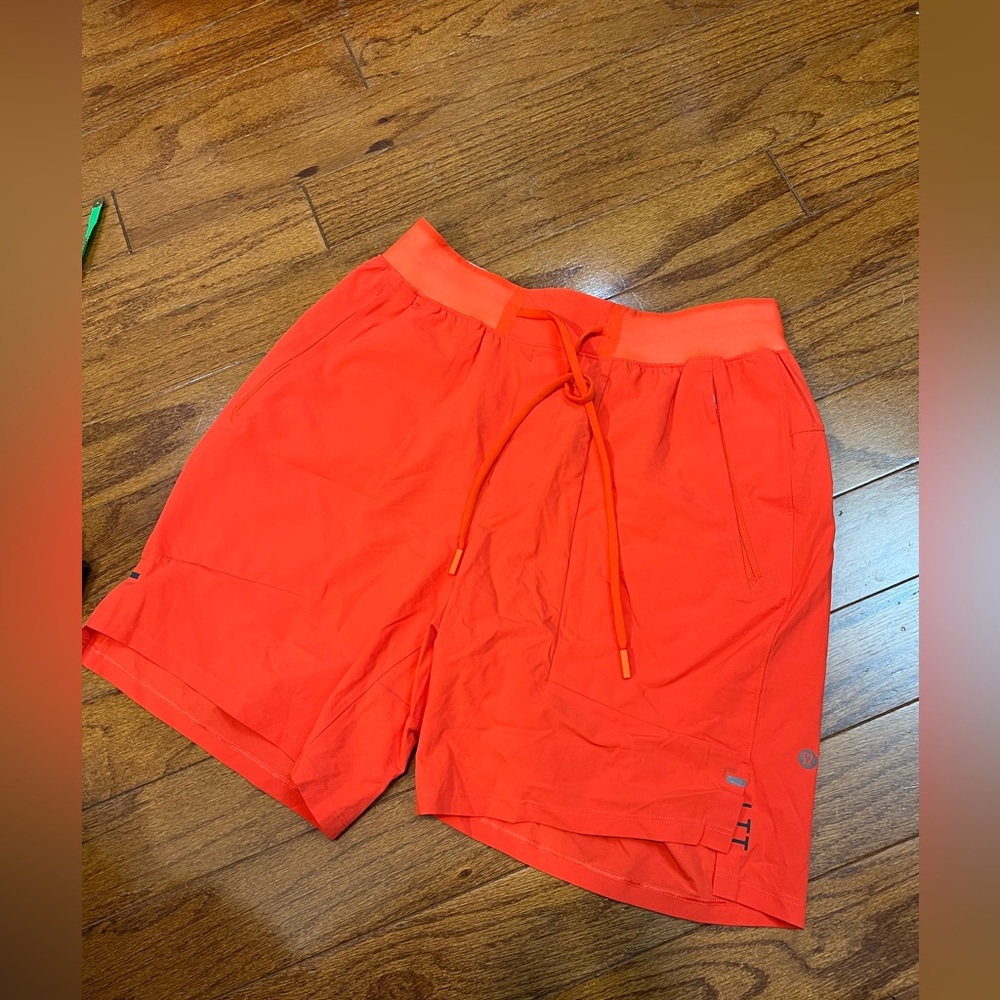 47. NWOT Mens Lululemon License to Train Linerless Short Autumn Red